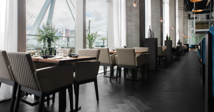 zwarte graat vloer pvc in horecagelegenheid met uitzicht op erasmusbrug